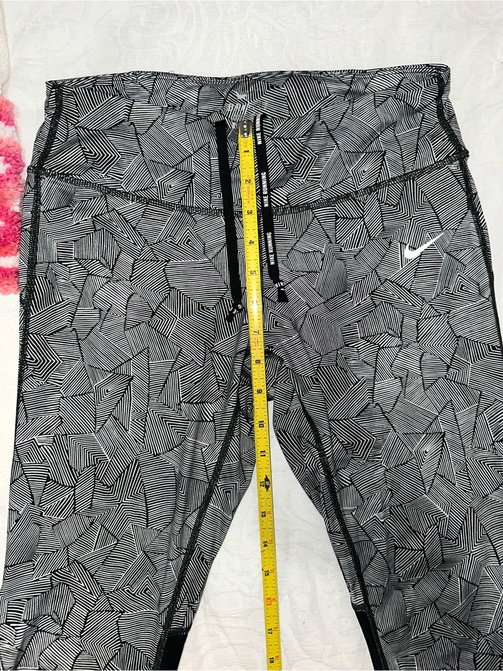 Nike Women’s Black & White Geo-Print Leggings